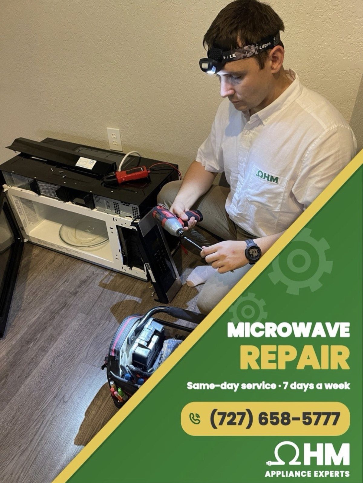 Reparación de un microondas sobre la estufa en casa de un cliente